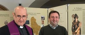 Pfarrer Klimek und Bürgermeister Eisl stellen fest: „Festmesse für den Heiligen Wolfgang am 31. Oktober findet statt“