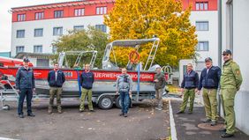 Mit Freude übernehmen Vertreter von Gemeinde und FF St. Wolfgang das neue Feuerwehrboot für den Wolfgangsee